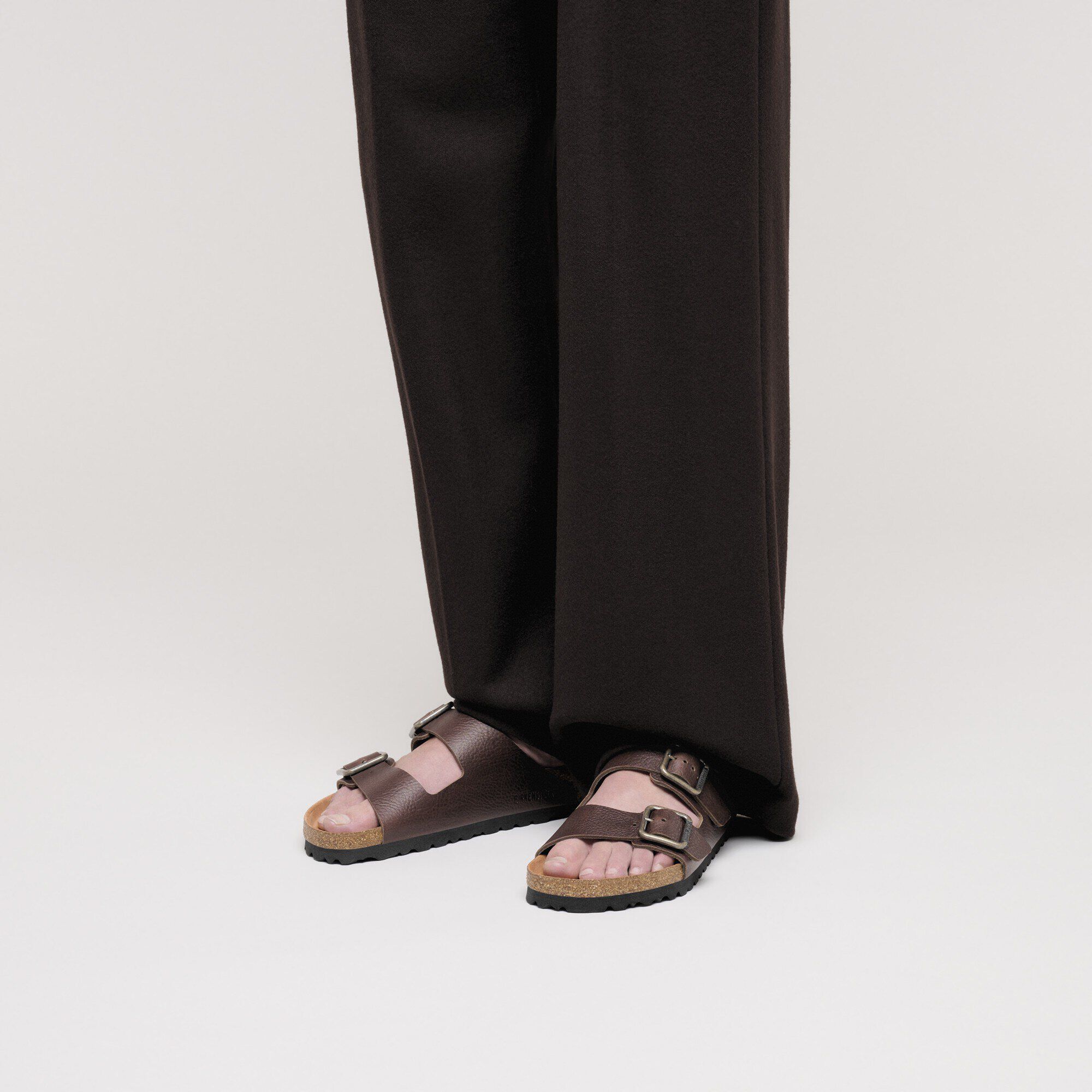 Arizona Wire Buckle Leather with a male model