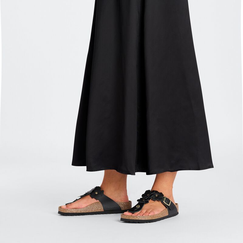 BIRKENSTOCK Gizeh Flower Embellishment Natural Leather Black Lounge Fit detail