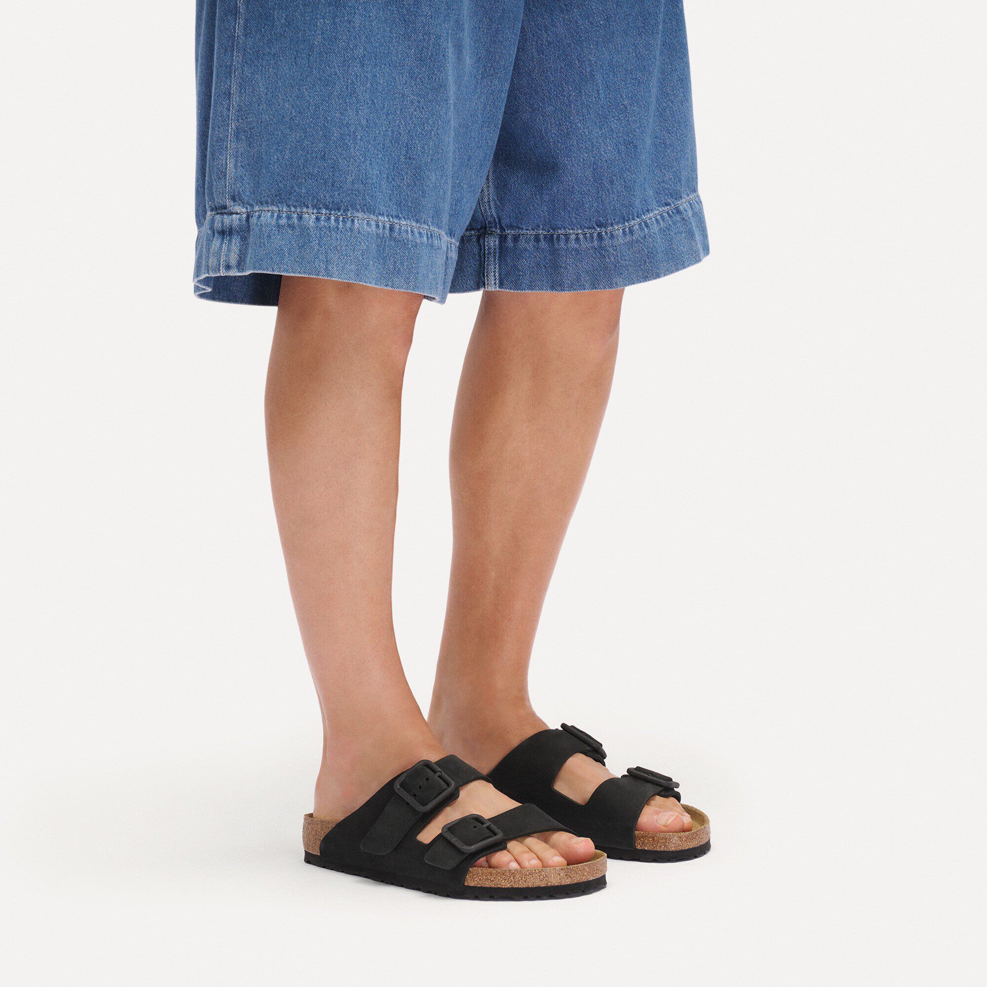 Arizona Wire Buckle Cuir nubuck with a male model