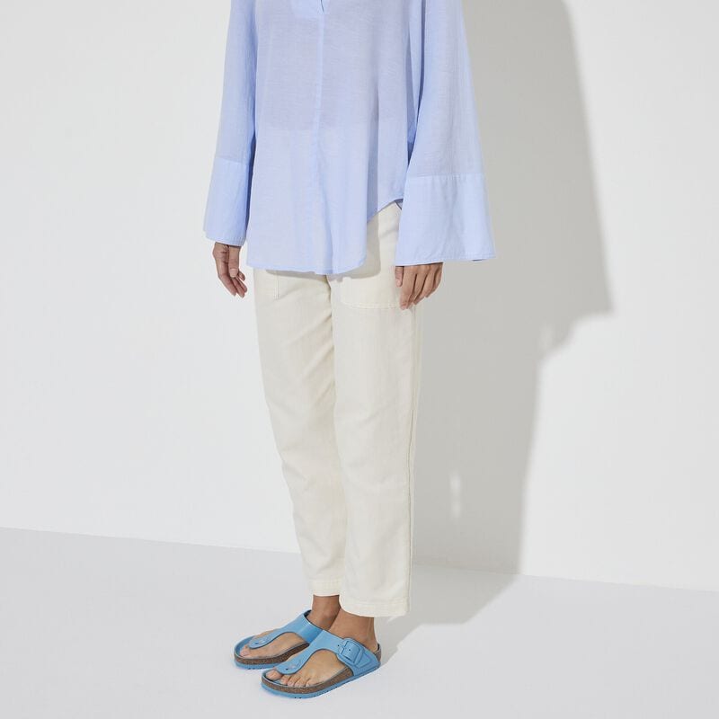 BIRKENSTOCK Gizeh Big Buckle Natural Leather Patent High Shine Sky Blue Lounge Fit detail