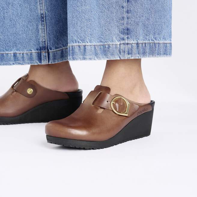 Fanny Ring-Buckle Leather