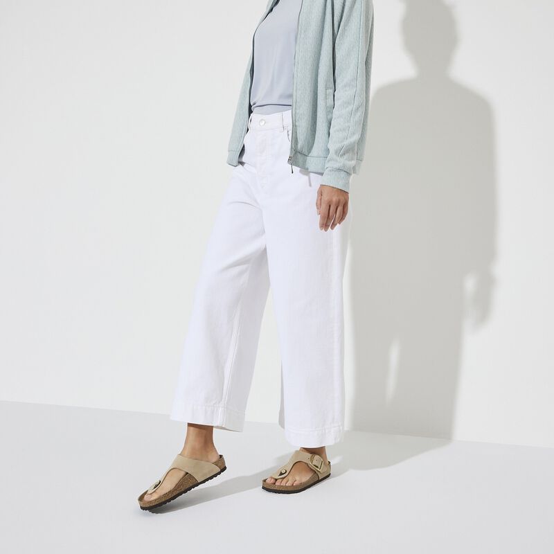 BIRKENSTOCK Gizeh Big Buckle Nubuck Leather Sandcastle Easy Walk detail