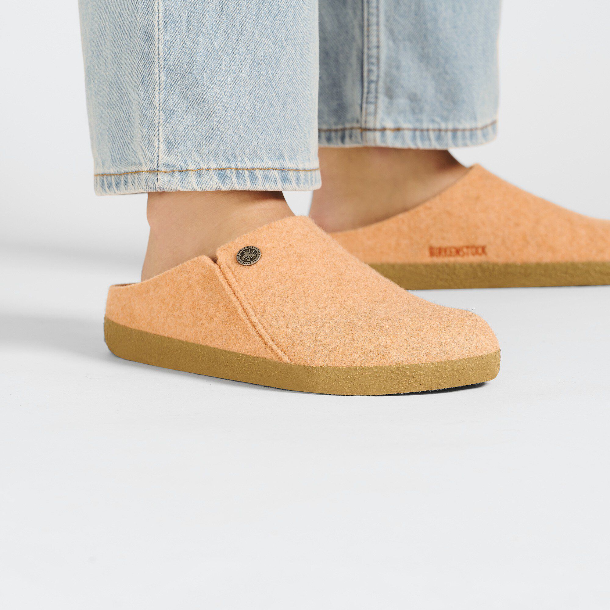 Zermatt Shearling Feutre de laine Close-up with a female model