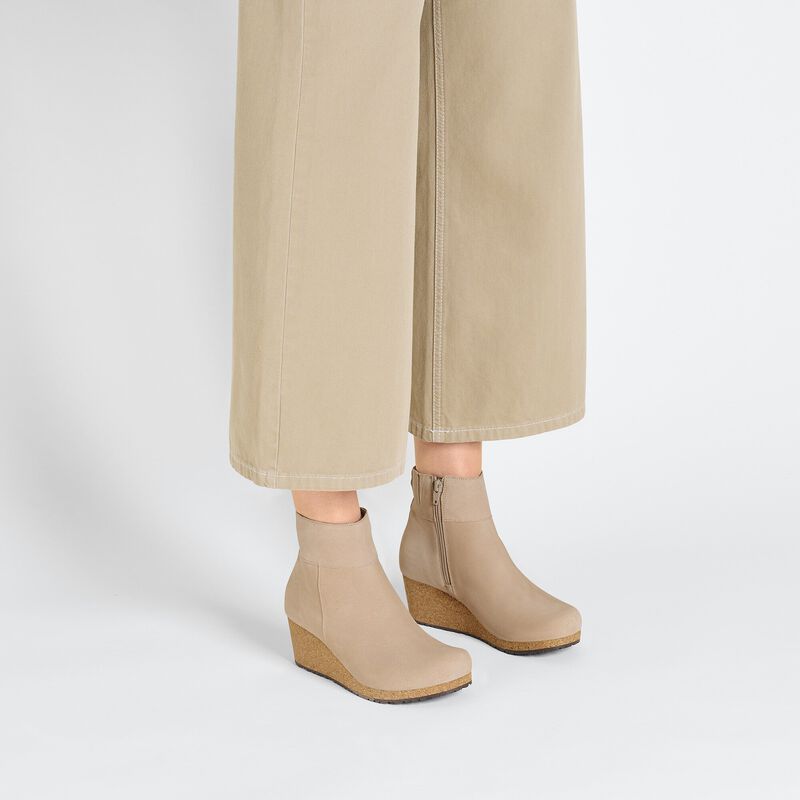 BIRKENSTOCK Ebba Suede Leather Warm Sand Contour Sole detail