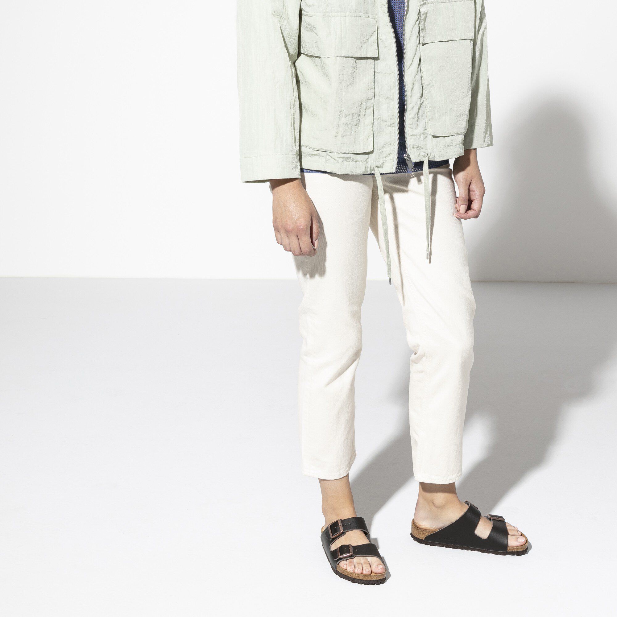 Arizona Lit de pied souple Cuir naturel with a female model