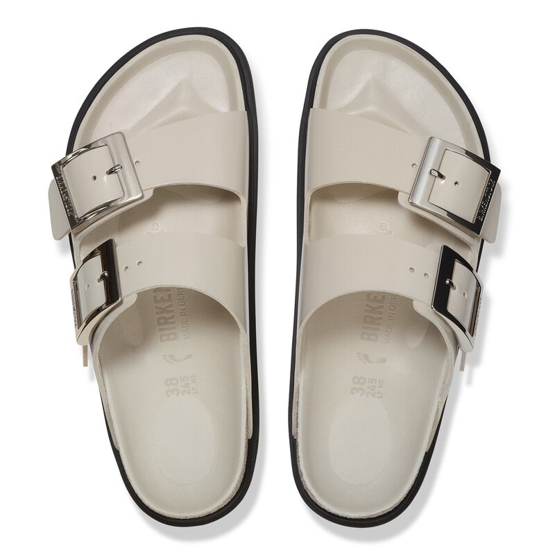 BIRKENSTOCK Arizona Droplet Buckle Natural Leather Patent High Shine Oyster Soft Footbed detail