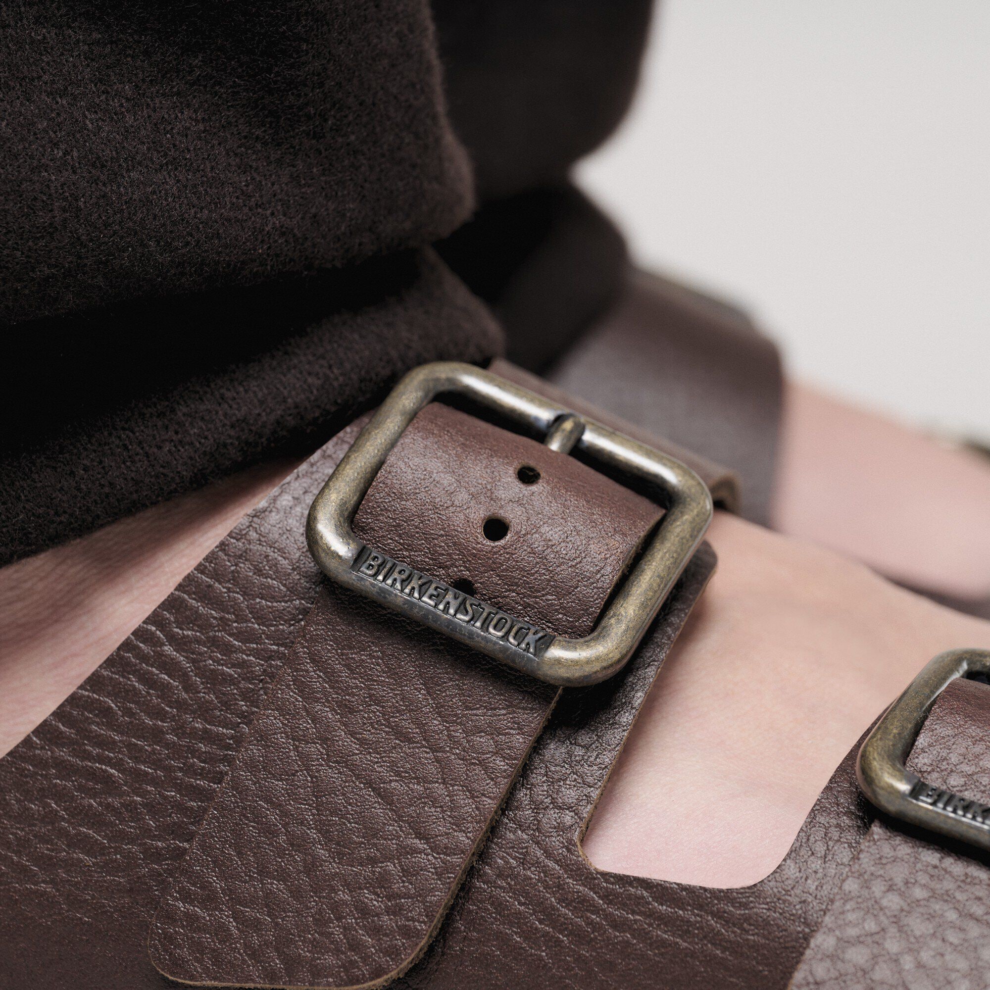 Arizona Wire Buckle Leather Close-up with a male model