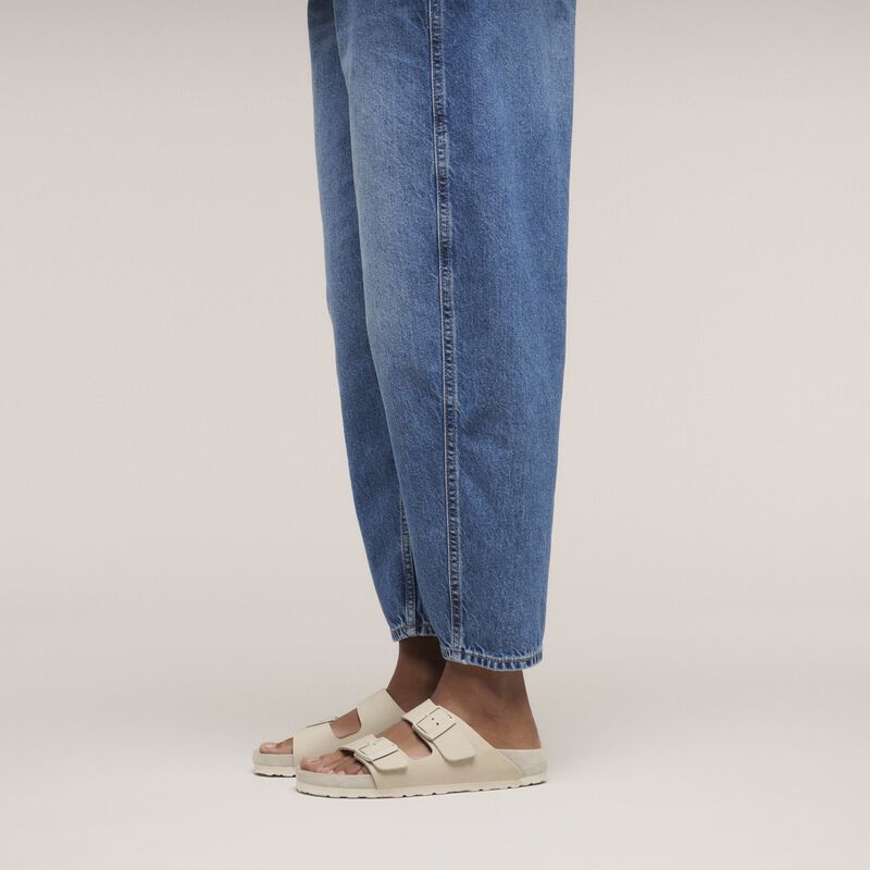 BIRKENSTOCK Arizona Nubuck Leather Oyster Easy Walk detail