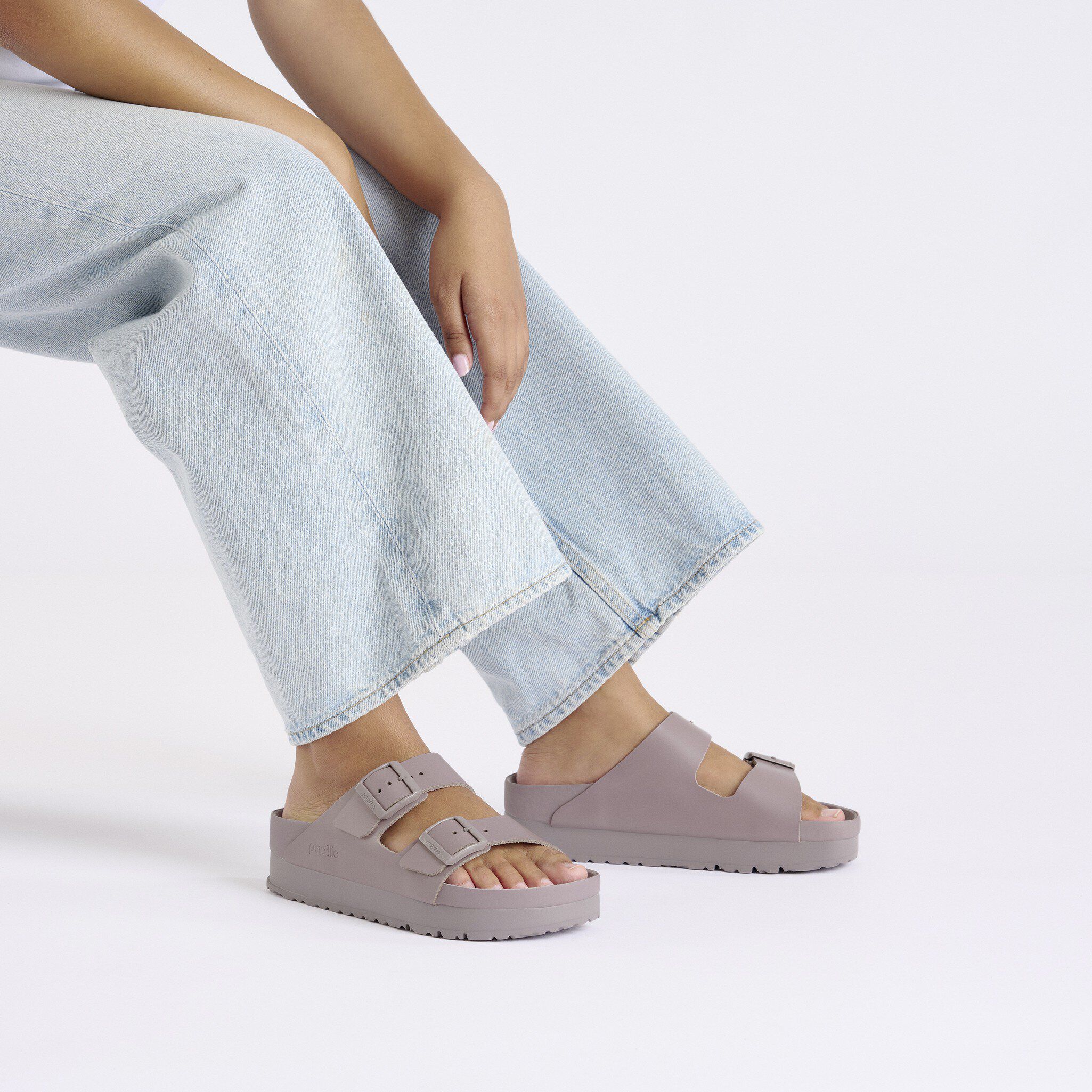 Arizona Flex Platform Leather with a female model
