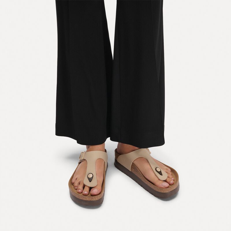 BIRKENSTOCK Gizeh Flex Platform Birko-Flor Sandcastle Soft Footbed detail
