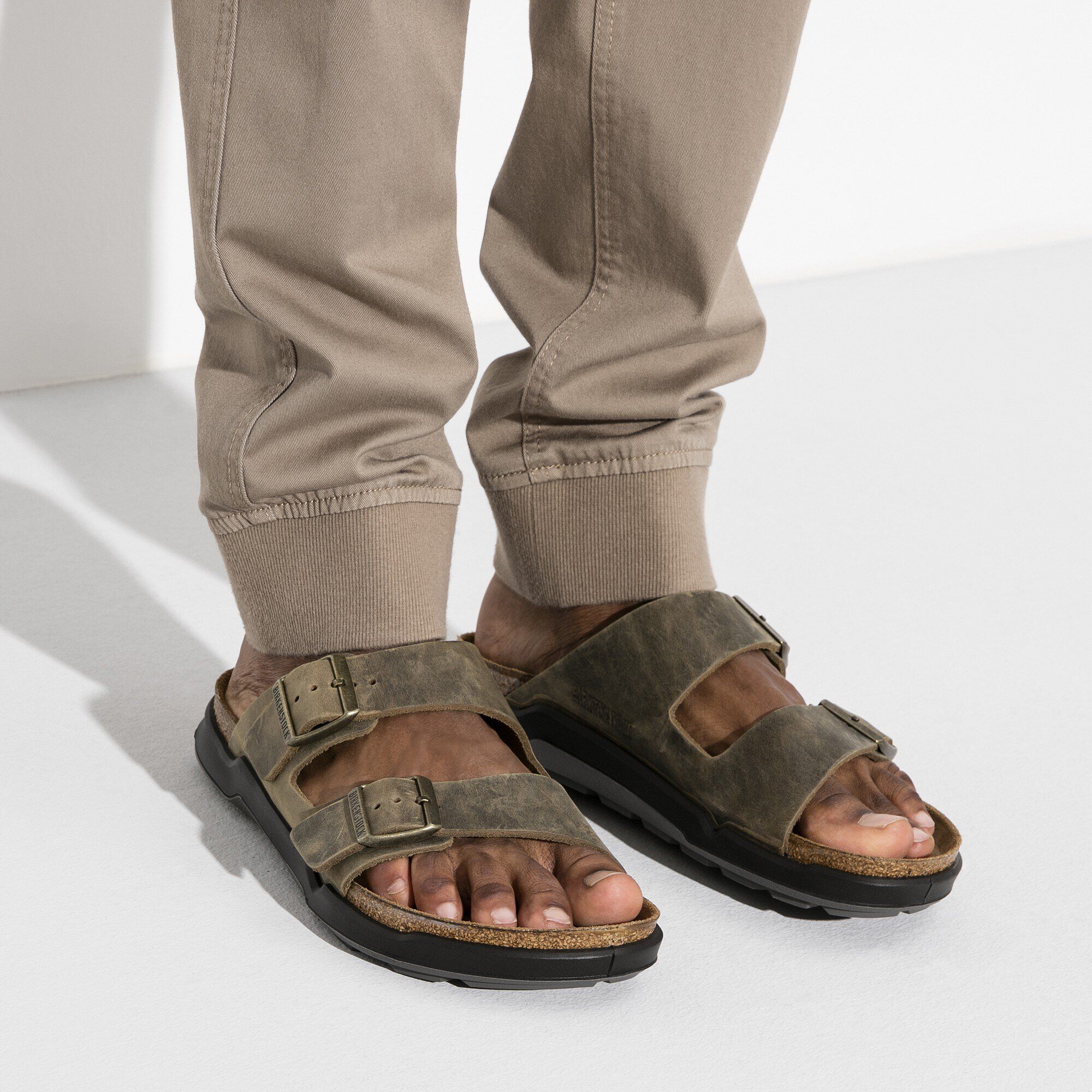 靴 Birkenstock Arizona Crosstown Men Oiled Leather in Color Faded Khaki