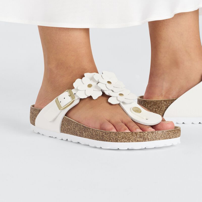 BIRKENSTOCK Gizeh Flower Embellishment Natural Leather White Trail Easy detail