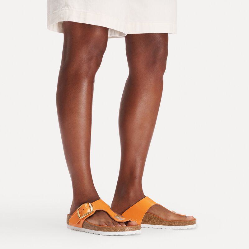 BIRKENSTOCK Gizeh Big Buckle Natural Leather Patent High-Shine Kurkuma Classic Fit detail