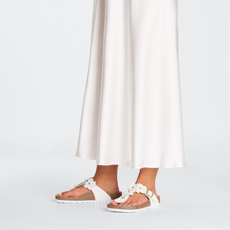 BIRKENSTOCK Gizeh Flower Embellishment Natural Leather White Trail Easy detail