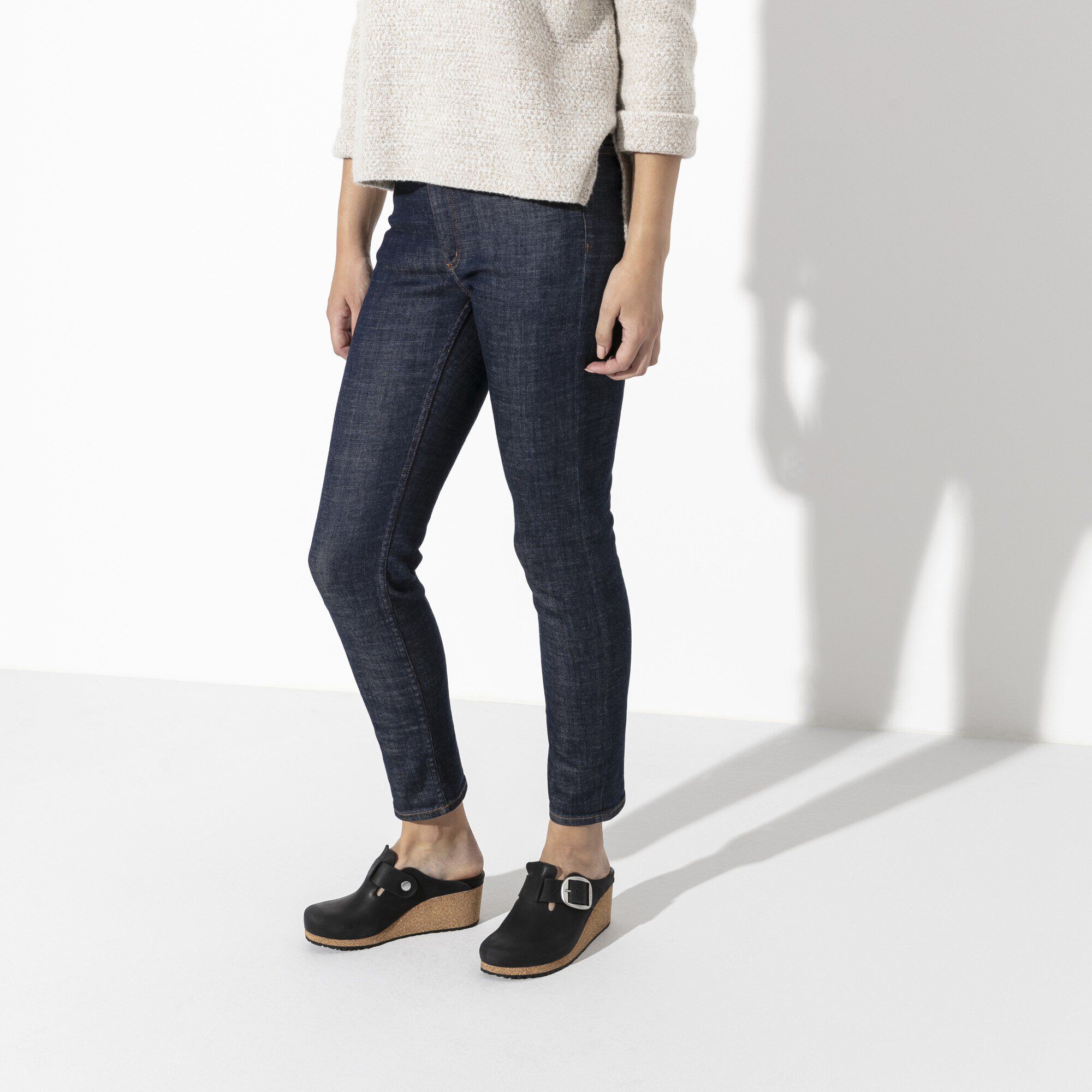 Fanny Big Buckle Oiled Leather with a female model