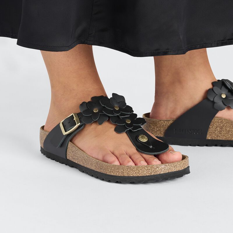 BIRKENSTOCK Gizeh Flower Embellishment Natural Leather Black Lounge Fit detail