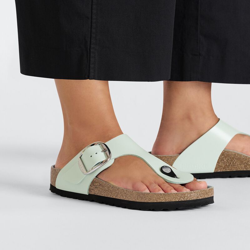 BIRKENSTOCK Gizeh Big Buckle Natural Leather Patent High Shine Surf Green Classic Fit detail