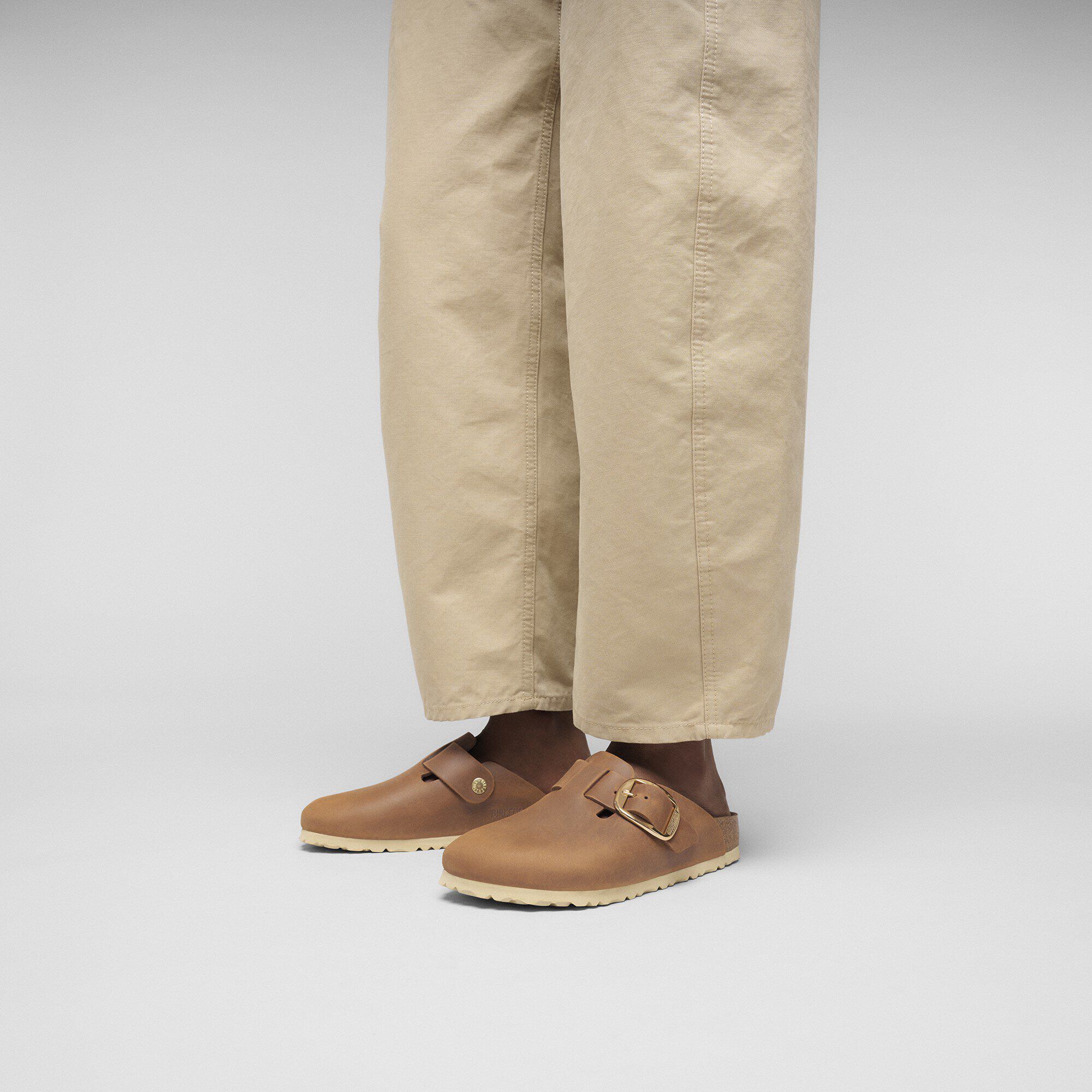 Boston Big Buckle Oiled Leather in Color Cognac