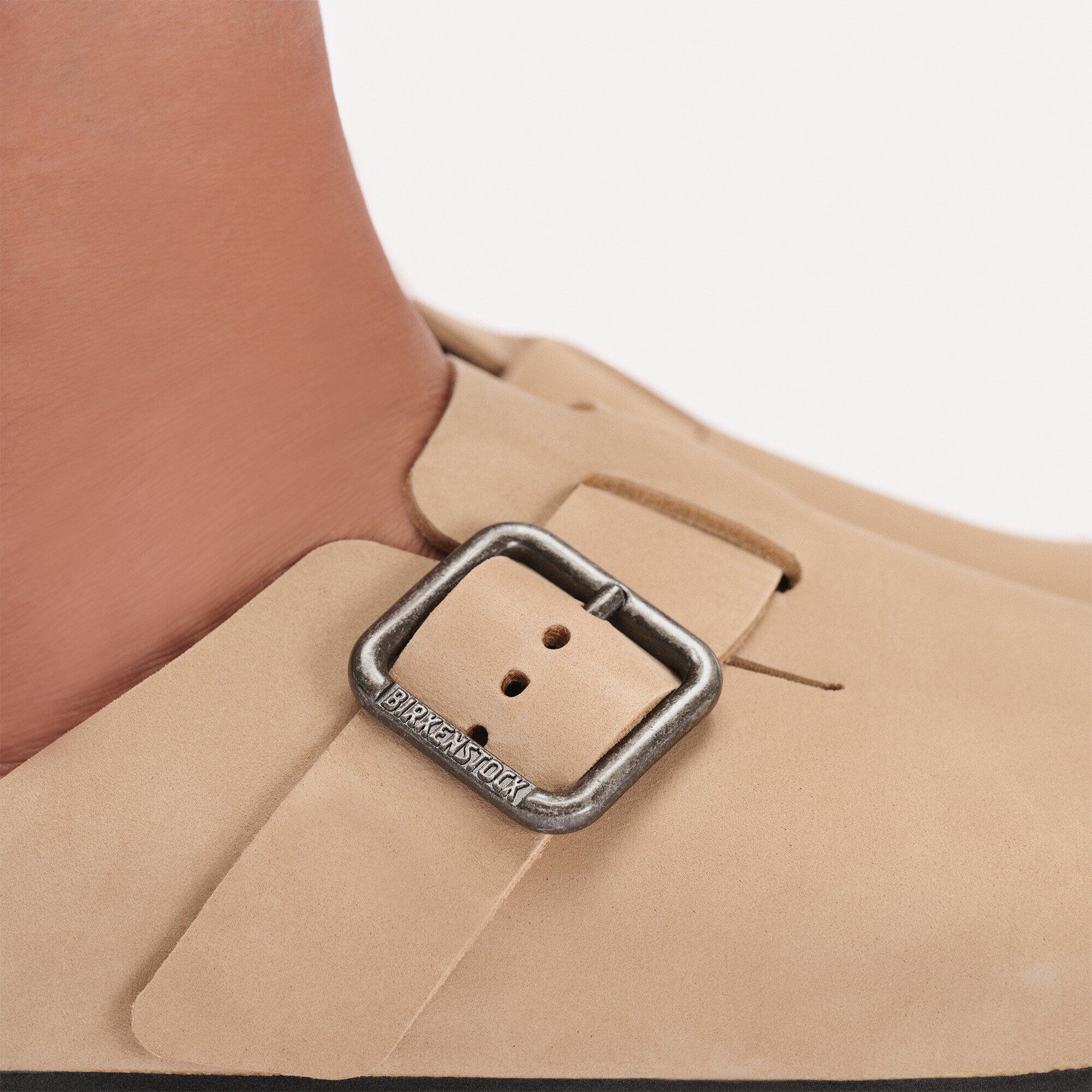 Boston Wire Buckle Cuir nubuck Close-up with a male model image num&eacute;ro 9