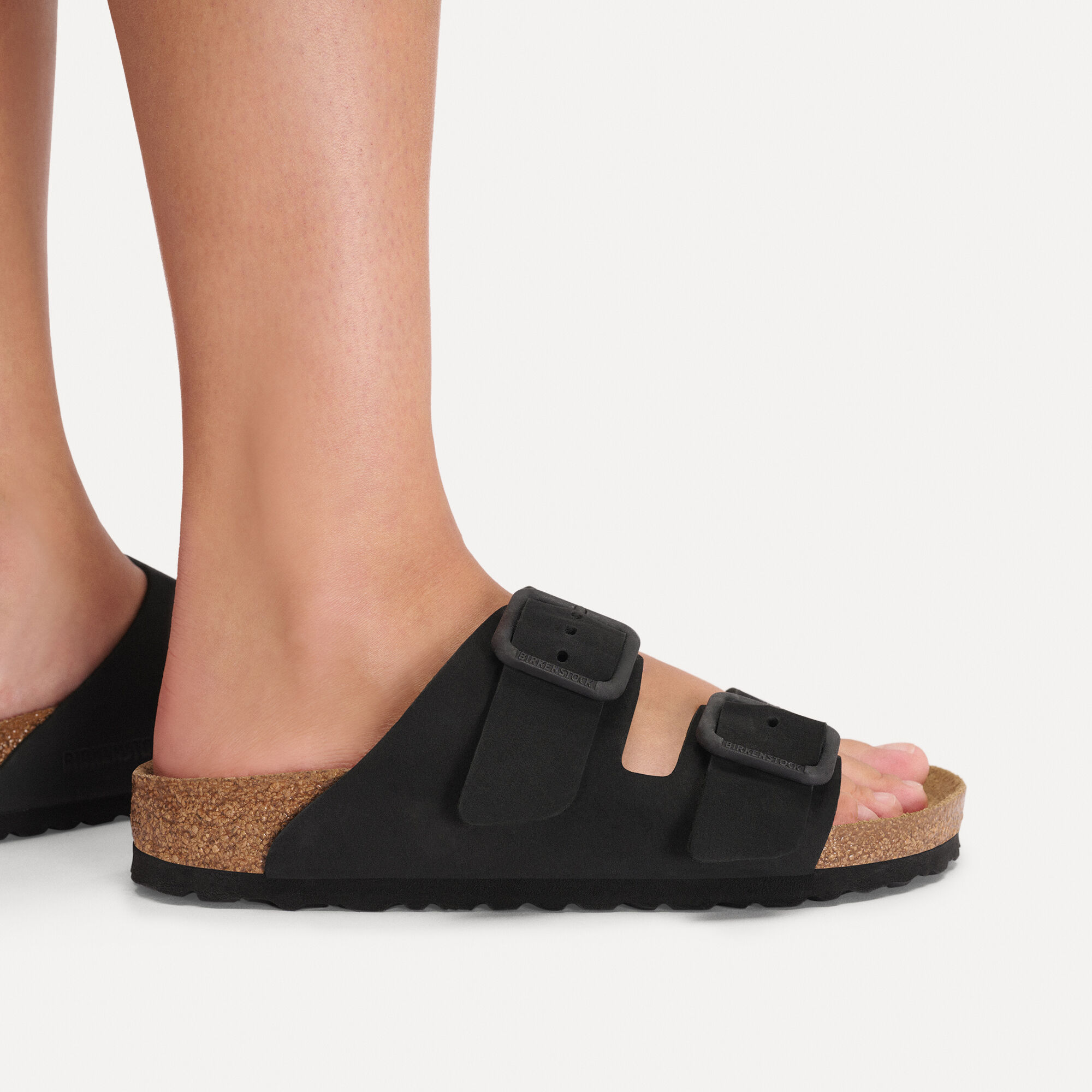 Arizona Wire Buckle Cuir nubuck Close-up with a female model