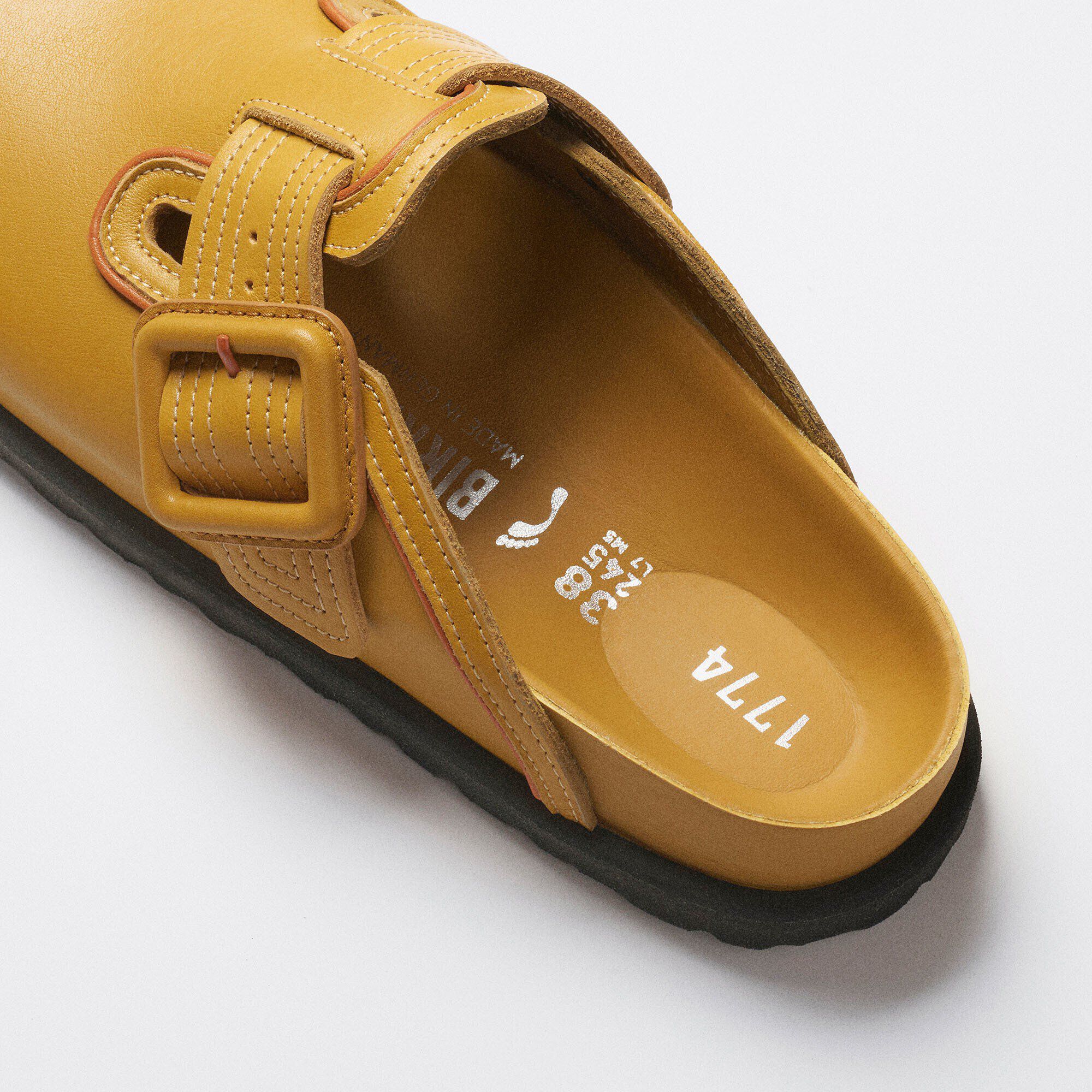 1774 Boston Leather Leather Close-up view showing material detail