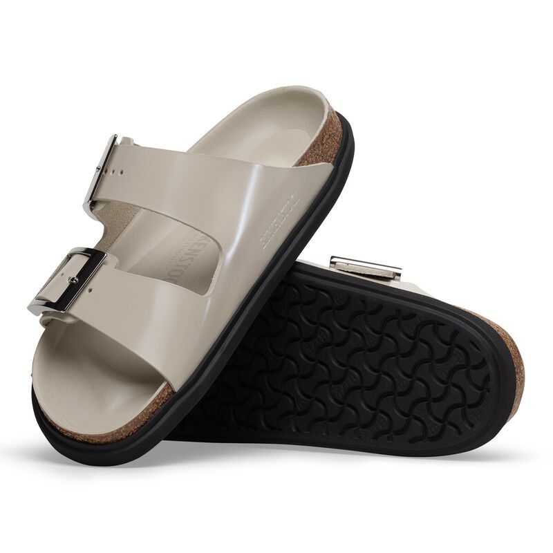 BIRKENSTOCK Arizona Droplet Buckle Natural Leather Patent High Shine Oyster Soft Footbed detail