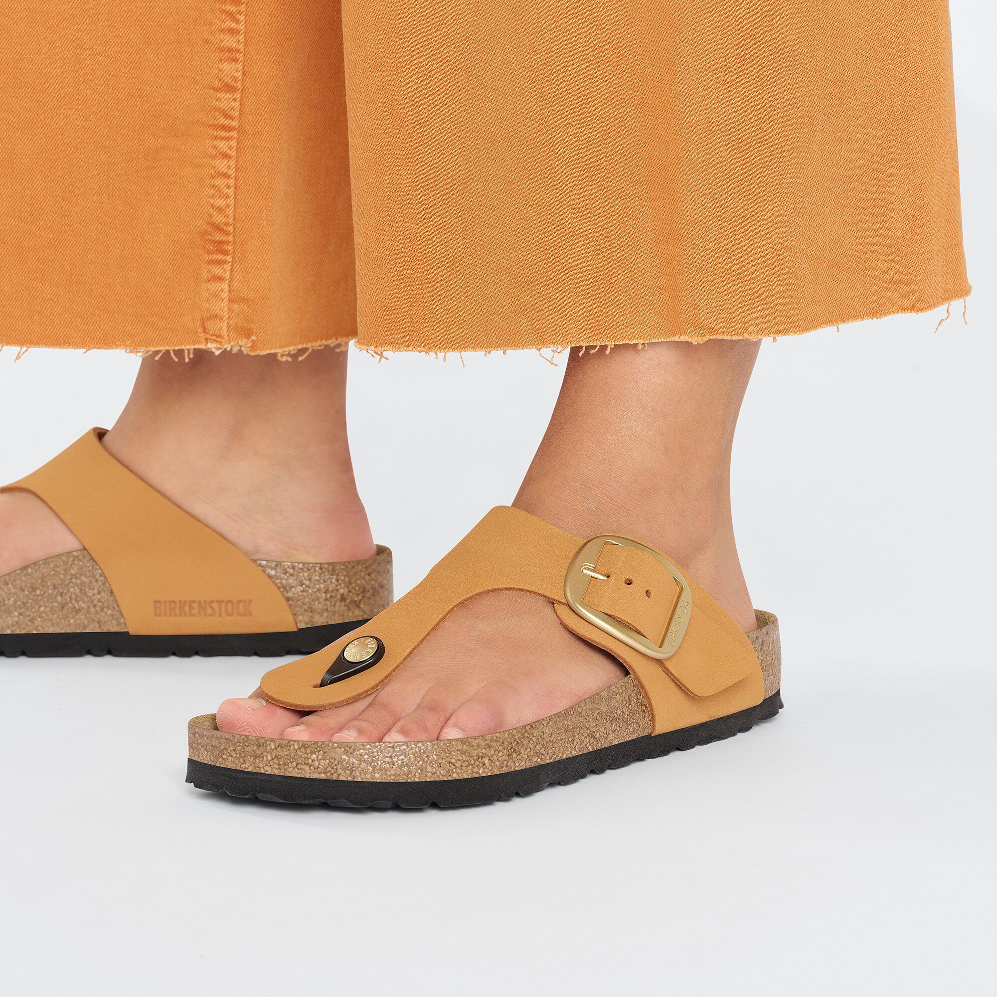 Женские сандалии Birkenstock Gizeh Big Buckle Nubuck Leather, цвет: Оранжевый — фото 4