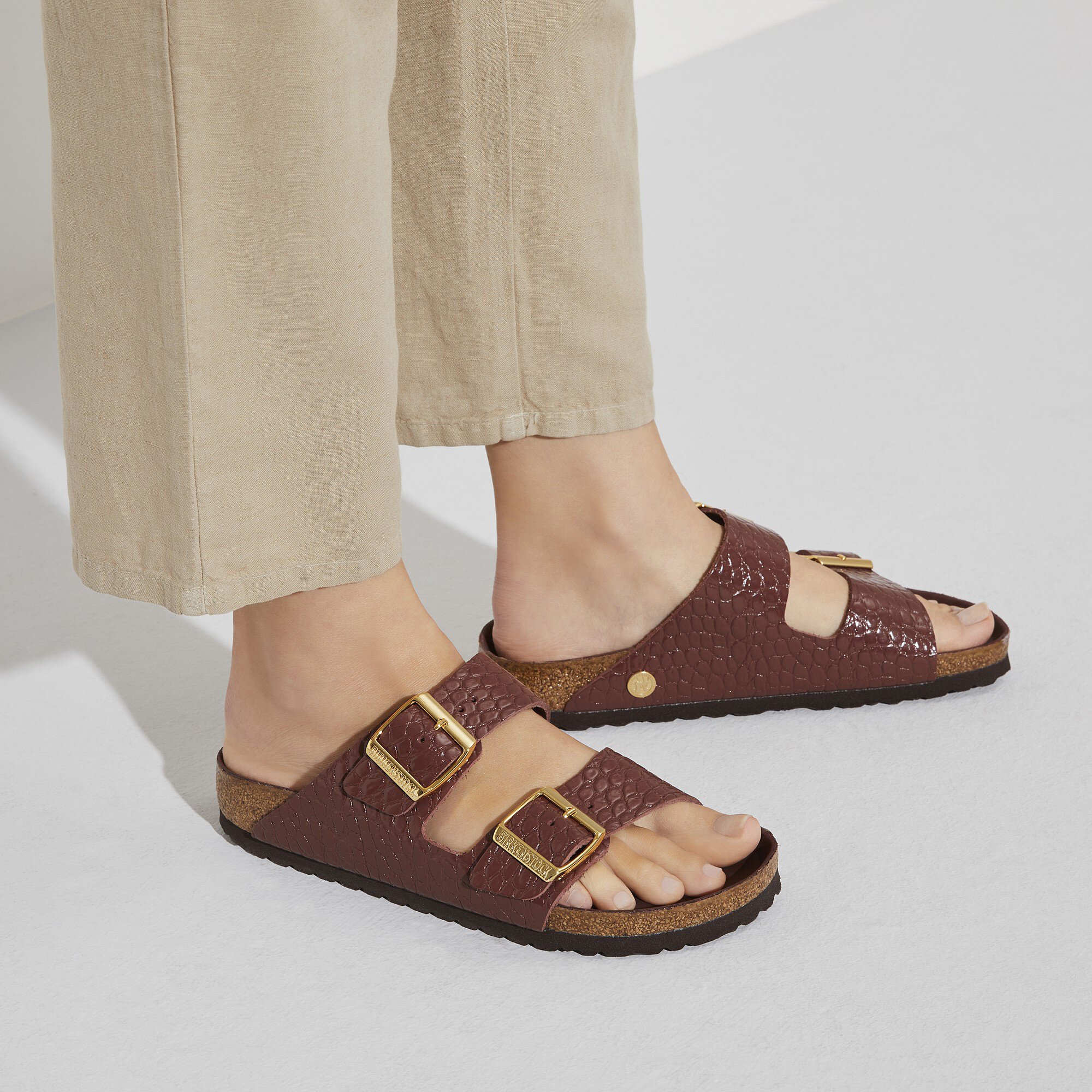 Arizona Rivet Logo Embossed Natural Leather Chocolate | BIRKENSTOCK