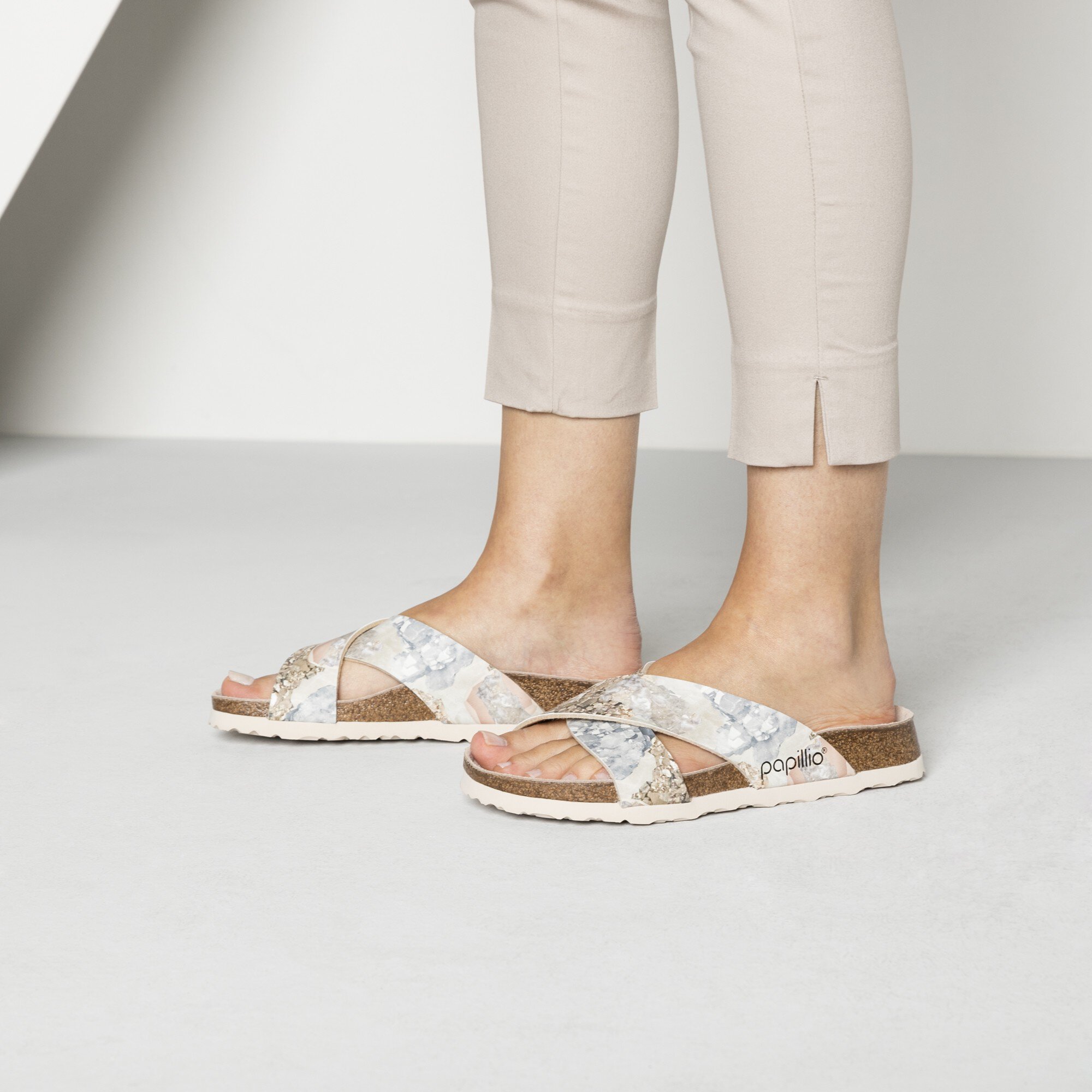 thong sandals with zipper back